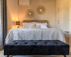 Villa Filoxenia - by the sea - up to 12 guests