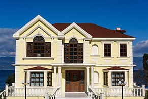 Villa Filoxenia - by the sea - up to 12 guests