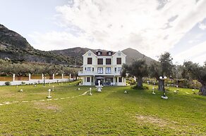 Villa Filoxenia - by the sea - up to 12 guests