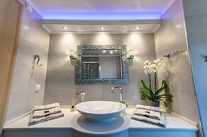 Villa Filoxenia - by the sea - up to 12 guests