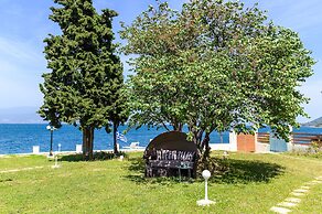 Villa Filoxenia - by the sea - up to 12 guests