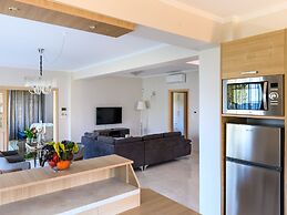 Villa Filoxenia - by the sea - up to 12 guests