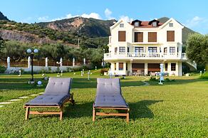 Villa Filoxenia - by the sea - up to 12 guests