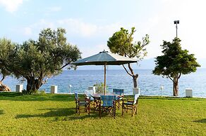 Villa Filoxenia - by the sea - up to 12 guests