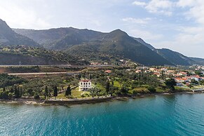 Villa Filoxenia - by the sea - up to 12 guests