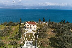 Villa Filoxenia - by the sea - up to 12 guests