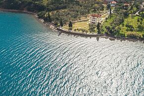 Villa Filoxenia - by the sea - up to 12 guests