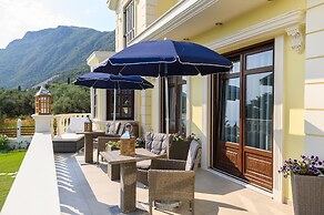 Villa Filoxenia - by the sea - up to 12 guests