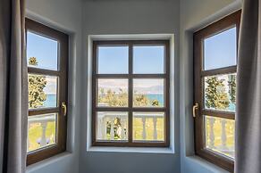 Villa Filoxenia - by the sea - up to 12 guests