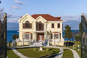 Villa Filoxenia - by the sea - up to 12 guests