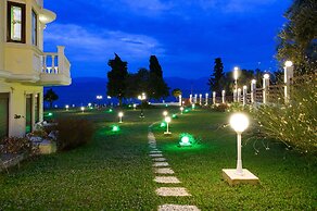 Villa Filoxenia - by the sea - up to 12 guests