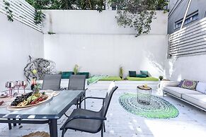 Beautiful Interior with Private Outdoor