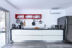 Beautiful Interior with Private Outdoor