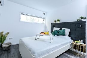 Beautiful Interior with Private Outdoor