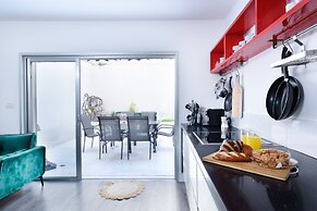 Beautiful Interior with Private Outdoor