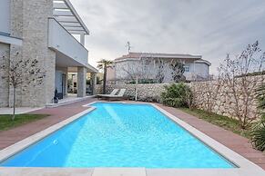 Luxury Villa White Rose with the Pool