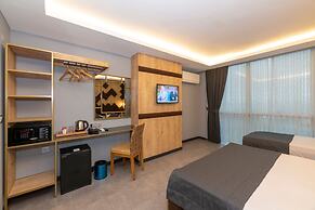 Fly And Stay Airport Hotel