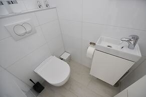 Funtastic C Apartment with Pool and Terrace