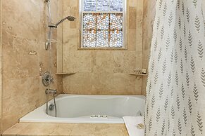 Modern 3BR Condo With Pool