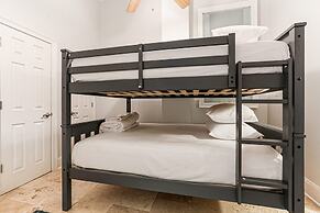 Modern 3BR Condo With Pool