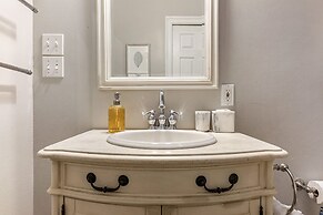 Modern 3BR Condo With Pool