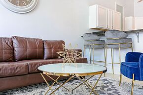 Modern 3BR Condo With Pool