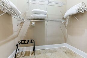 Modern 3BR Condo With Pool