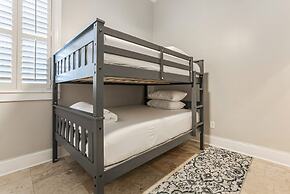 Modern 3BR Condo With Pool