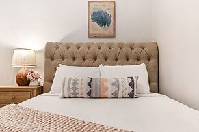 Modern 3BR Condo With Pool