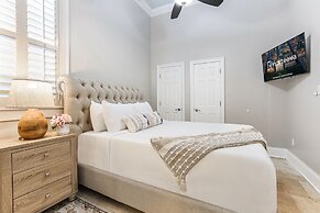 Modern 3BR Condo With Pool