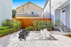 Modern 3BR Condo With Pool