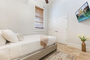 Modern 3BR Condo With Pool