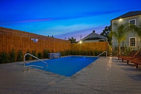 Modern 3BR Condo With Pool