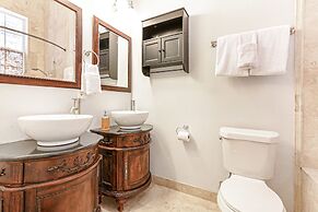 Modern 3BR Condo With Pool