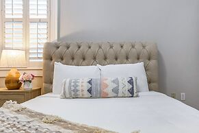 Modern 3BR Condo With Pool