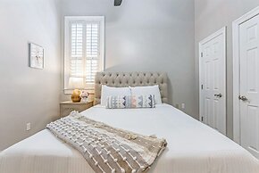 Modern 3BR Condo With Pool