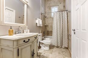 Modern 3BR Condo With Pool