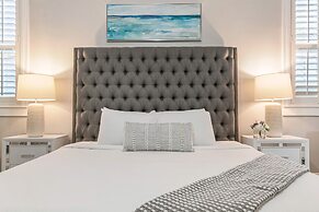 Modern 3BR Condo With Pool