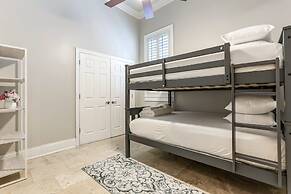 Modern 3BR Condo With Pool