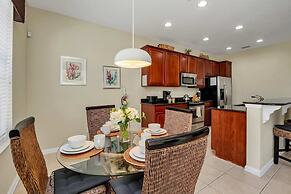 Lovely Decor and Large Pool Area! Less Than 5 Miles to Disney. #4wh633