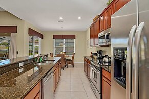 Lovely Decor and Large Pool Area! Less Than 5 Miles to Disney. #4wh633