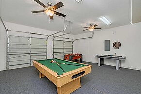 Lovely Decor and Large Pool Area! Less Than 5 Miles to Disney. #4wh633