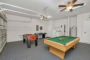 Lovely Decor and Large Pool Area! Less Than 5 Miles to Disney. #4wh633