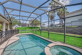 Lovely Decor and Large Pool Area! Less Than 5 Miles to Disney. #4wh633