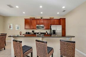 Lovely Decor and Large Pool Area! Less Than 5 Miles to Disney. #4wh633