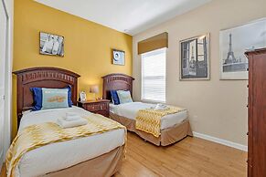 Lovely Decor and Large Pool Area! Less Than 5 Miles to Disney. #4wh633