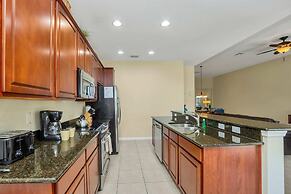 Lovely Decor and Large Pool Area! Less Than 5 Miles to Disney. #4wh633