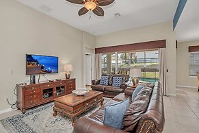 Lovely Decor and Large Pool Area! Less Than 5 Miles to Disney. #4wh633