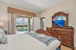 Lovely Decor and Large Pool Area! Less Than 5 Miles to Disney. #4wh633