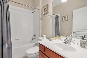 Lovely Decor and Large Pool Area! Less Than 5 Miles to Disney. #4wh633